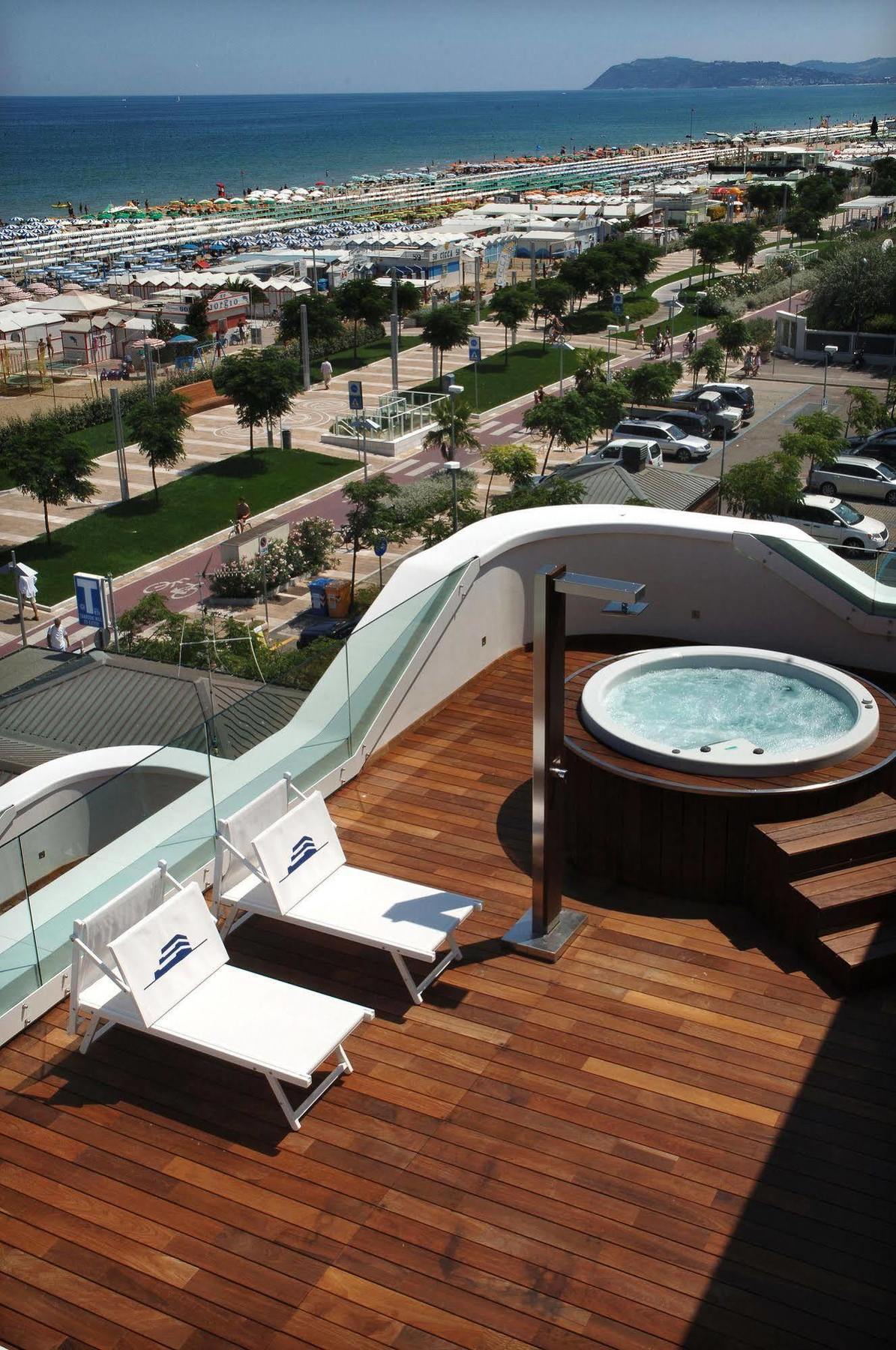 Trampolines Suite Hotel Riccione Bagian luar foto